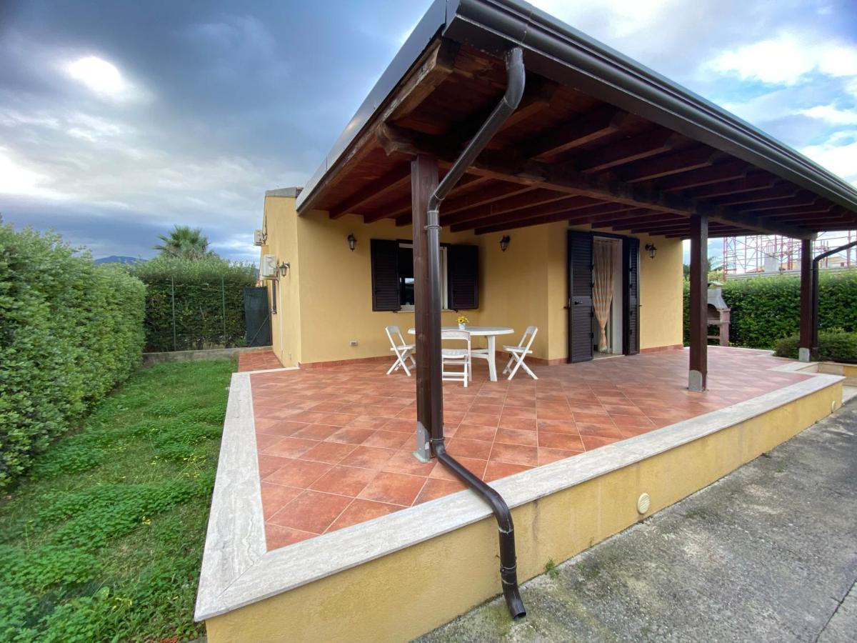 Villa Le Coccinelle: Beachfront Retreat with Pool Access Near Cefalù Campofelice Di Roccella Exterior photo