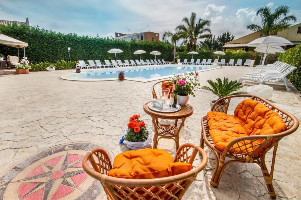 Villa Le Coccinelle: Beachfront Retreat with Pool Access Near Cefalù Campofelice Di Roccella Exterior photo