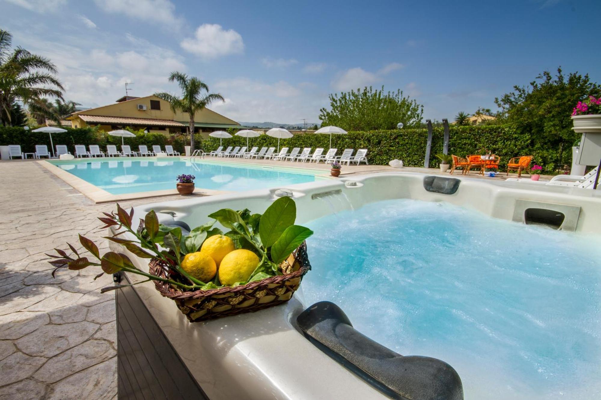 Villa Le Coccinelle: Beachfront Retreat with Pool Access Near Cefalù Campofelice Di Roccella Exterior photo