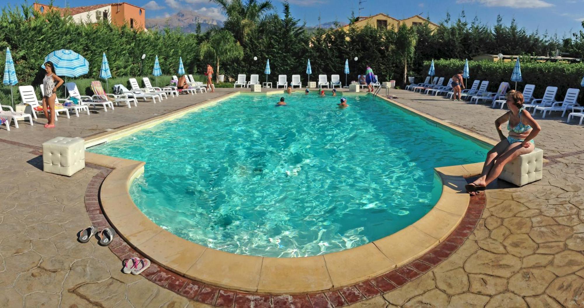 Villa Le Coccinelle: Beachfront Retreat with Pool Access Near Cefalù Campofelice Di Roccella Exterior photo